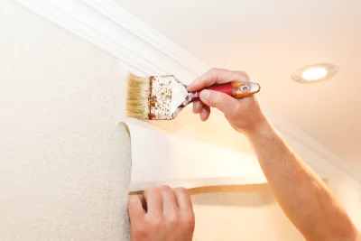 Pose de papier peint à Enchastrayes — revêtements muraux et toiles de verre